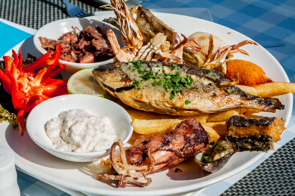 Kuchnia grecka to głównie ryby i owoce morza